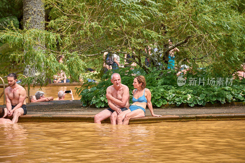 “Terra Nostra”公园里的黄色温泉